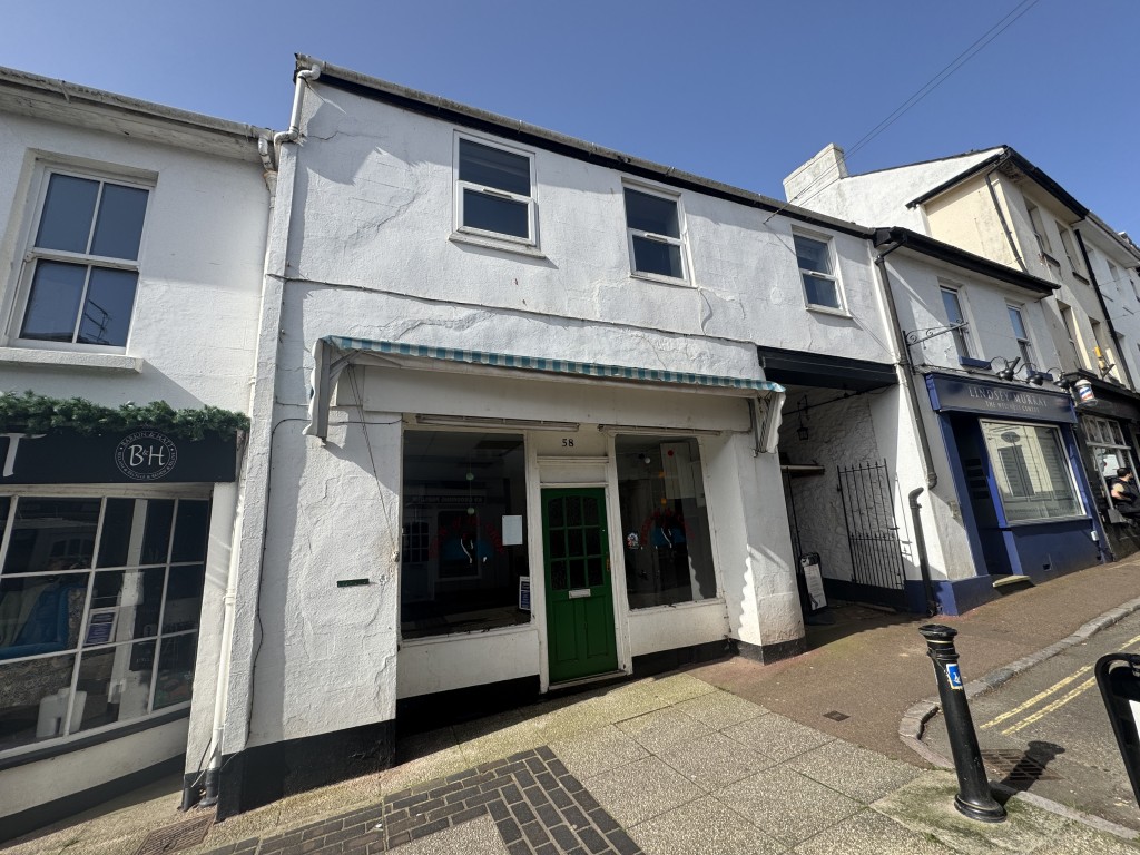 Lot: 64 - MIXED USE OPPORTUNITY IN NEED OF IMPROVEMENT IN A POPULAR AREA - Front of the property